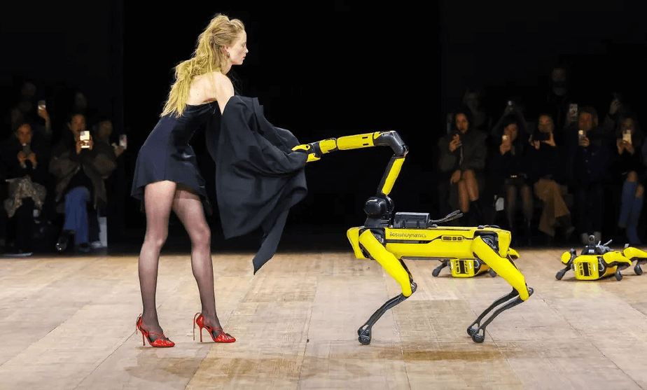 Los perros robots de Boston Dynamics se tomaron la pasarela durante un desfile de moda en París. La empresa de ingeniería estadounidense.