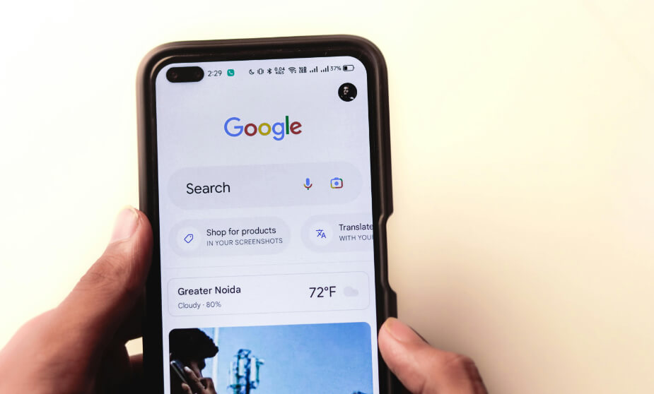 Google Discover ahora muestra resúmenes con IA y pone en riesgo el tráfico